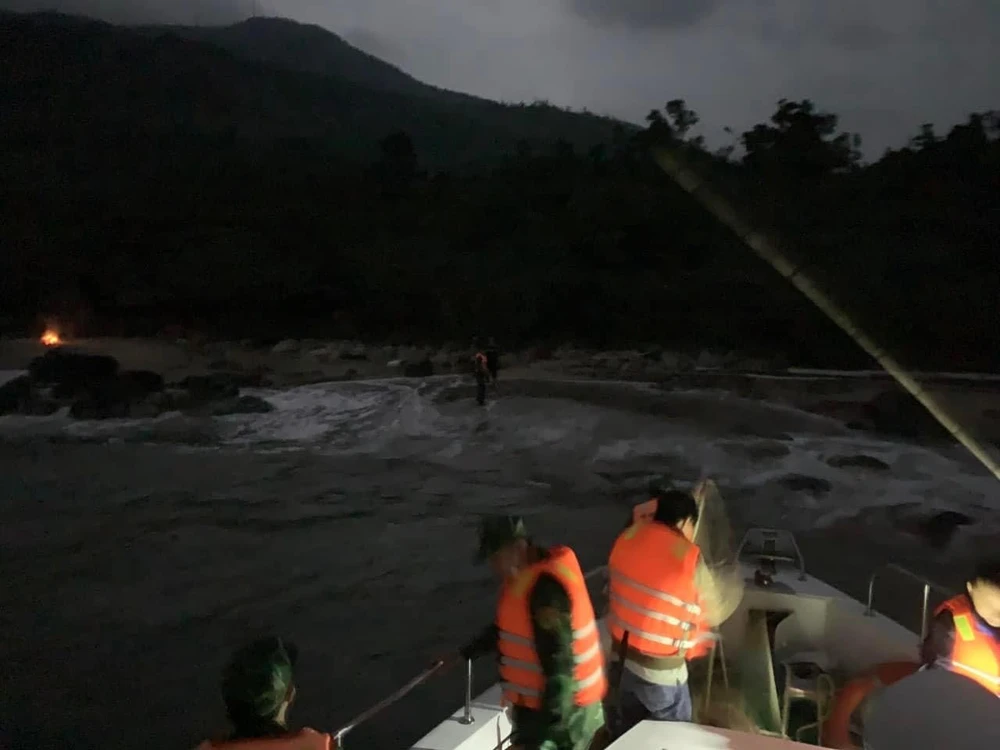 Bộ đội biên phòng tiếp cận hiện trường trong điều kiện thời tiết khắc nghiệt. Ảnh: VĐ