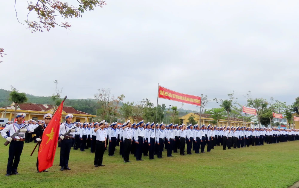 Lễ chào cờ trong buổi ra quân huấn luyện tại Tiểu đoàn huấn luyện chiến sĩ mới 355, Vùng 3 Hải quân. Ảnh: HOÀNG DIỆU