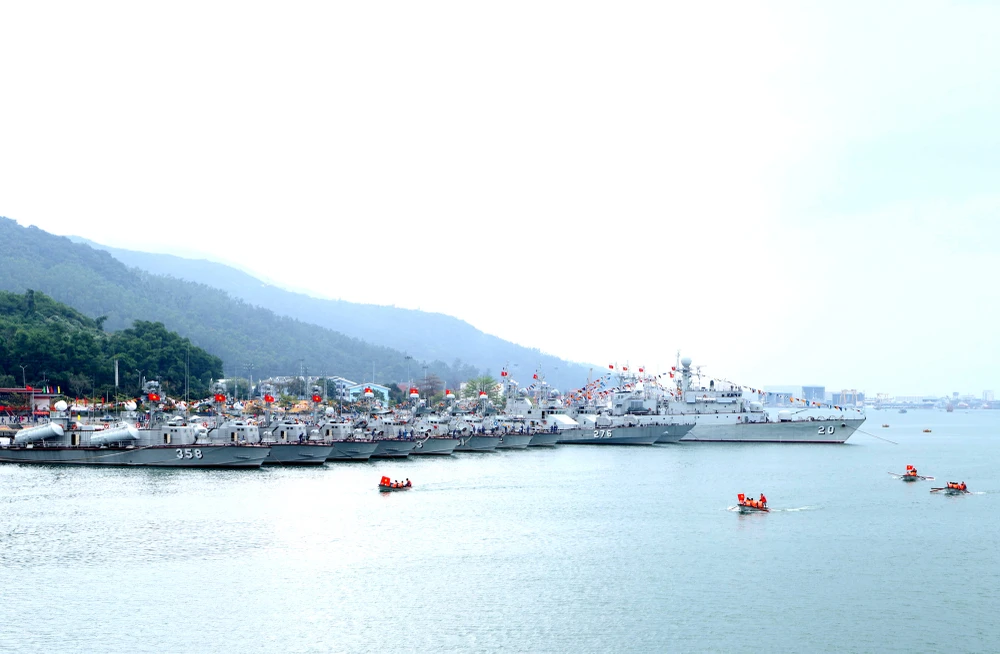 Sau lễ ra quân huấn luyện là hoạt động hội thi chèo xuồng sôi nổi trên Quân cảng Vùng 3. Ảnh: HOÀNG DIỆU