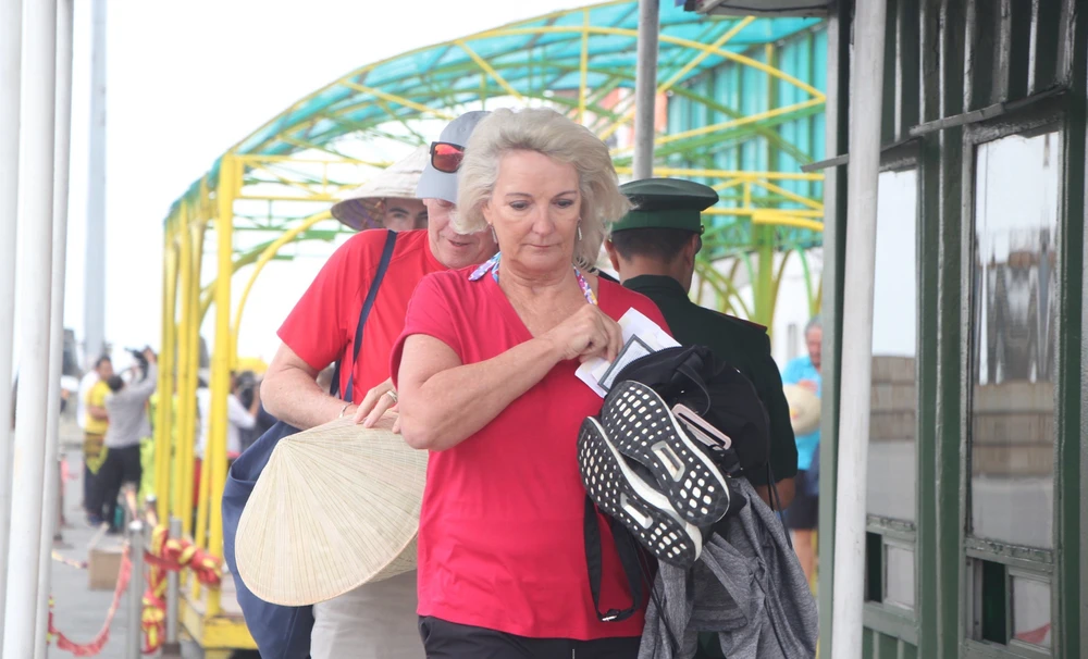 Du khách quốc tế đến Đà Nẵng. Ảnh: NGÔ QUANG.