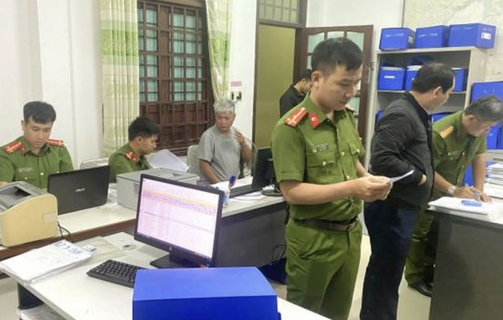 Công an thực hiện việc khám xét. Ảnh: THÂN LAI. Công an thực hiện việc khám xét. Ảnh: THÂN LAI.