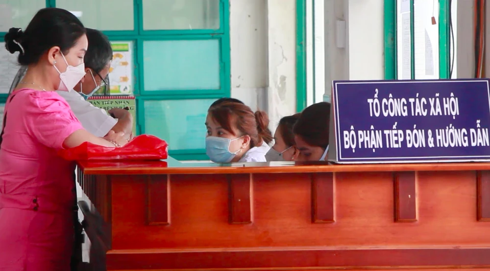 Người dân đến làm thủ tục cấp đổi giấy phép lái xe tại Trung tâm y tế quận Ngũ Hành Sơn. Ảnh: NQ.