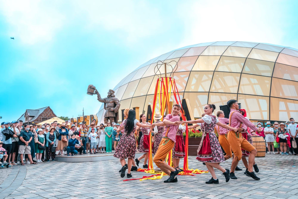 Nhiều chương trình ưu đãi đón du khách tới Đà Nẵng dịp lễ này. Ảnh: HA.