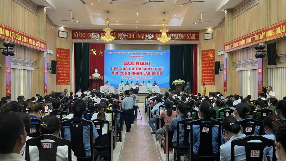 Công nhân và người lao động đang cần hỗ trợ vay vốn để mua nhà ở xã hội.