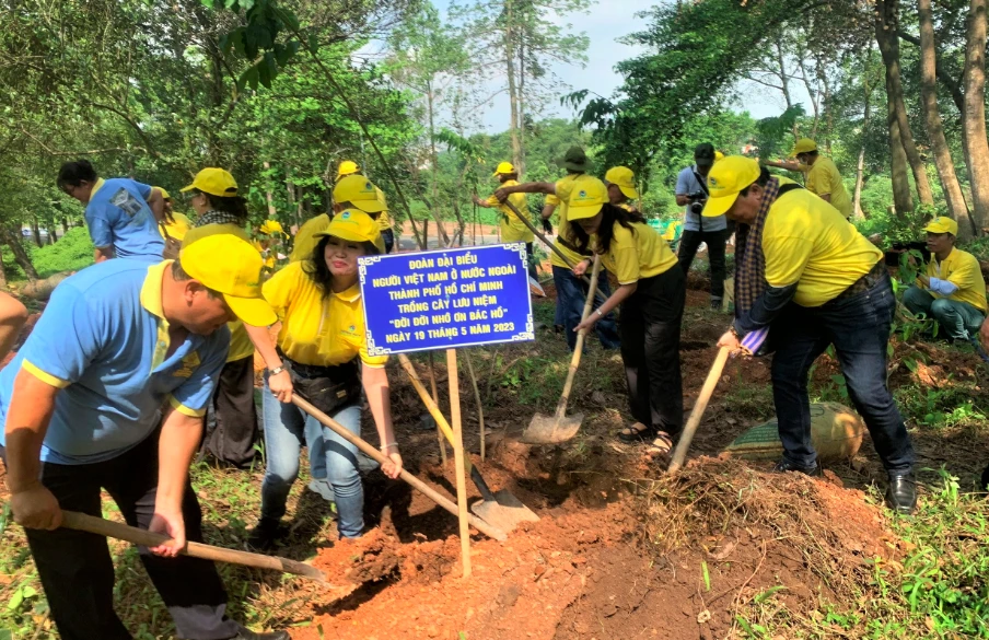 Đoàn đại biểu Ủy ban về Người Việt Nam ở nước ngoài TP.HCM trồng cây tại công viên. Ảnh: VÕ THƠ.