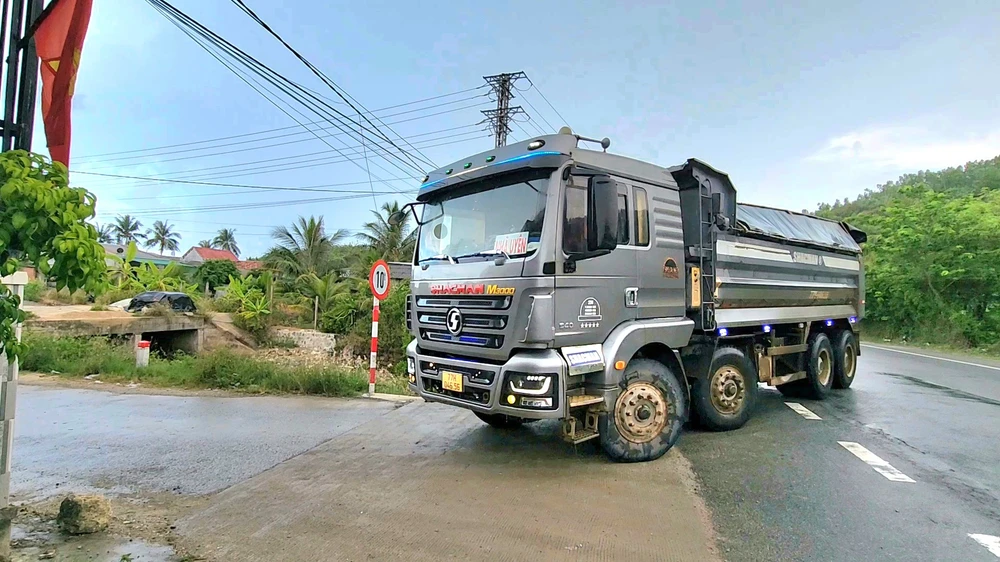 Mặc dù có biển cấm xe trên 10 tấn nhưng xe tải trọng lớn vẫn chở vật liệu lưu thông. Ảnh: MINH TRƯỜNG.