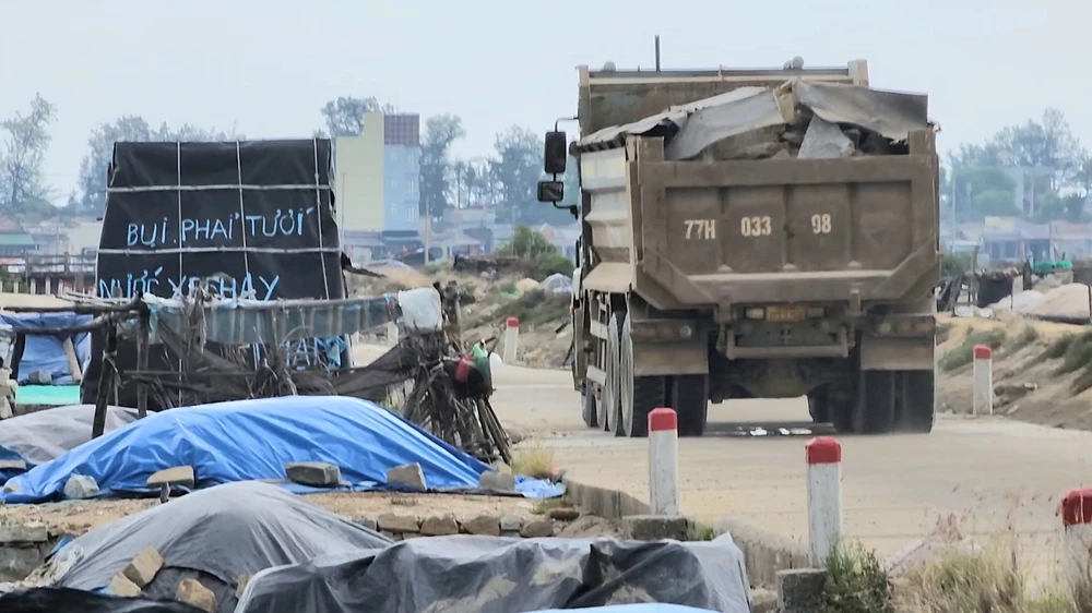 Người dân yêu cầu tưới nước để tránh bụi bay lên ảnh hưởng cánh đồng muối. Ảnh: MINH TRƯỜNG.