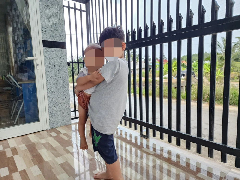 Các cháu nhỏ không được ra ngoài chơi vì sợ nguy hiểm. Ảnh: MINH TRƯỜNG.