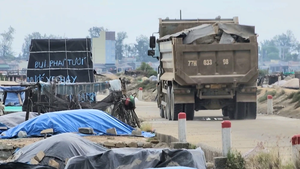 Có biểm cấm xe trên 10 tấn nhưng xe tải trọng lớn vẫn ngang nhiên chở vật liệu lưu thông. Ảnh: MT.