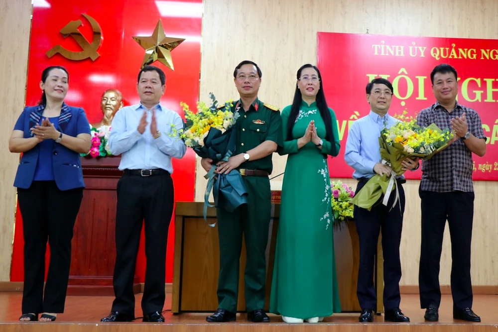 Thường trực Tỉnh ủy tặng hoa chúc mừng ông Trần Thế Phan và ông Hà Hoàng Việt Phương được bầu vào Ủy viên Ban Thường vụ Tỉnh ủy, nhiệm kỳ 2020 -2025. Ảnh: MT.