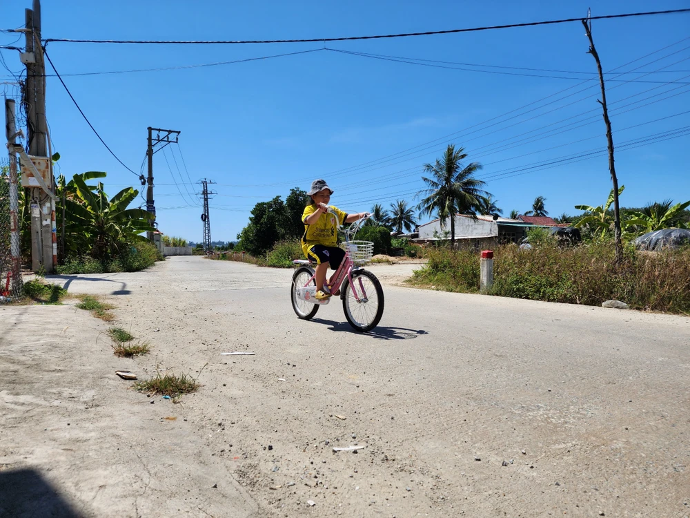 Các cháu nhỏ đã đạp xe ra đường vì không còn cảnh xe tải chạy rầm rầm như trước. Ảnh: MT. Các cháu nhỏ đã đạp xe ra đường vì không còn cảnh xe tải chạy rầm rầm như trước. Ảnh: MT.