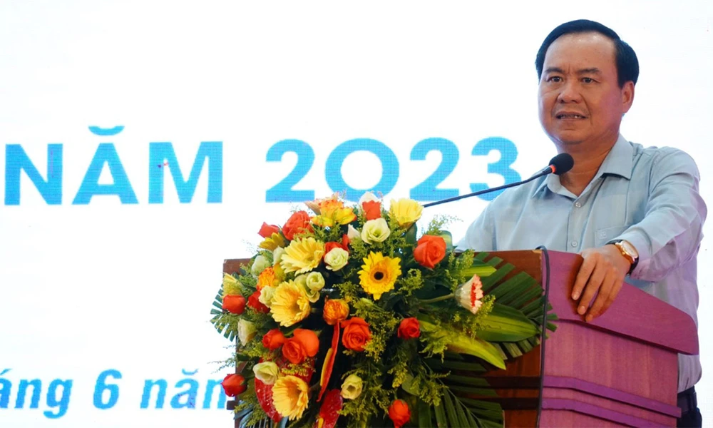 Ông Võ Văn Hưng, Chủ tịch UBND tỉnh Quảng Trị tại buổi đối thoại với DN. Ảnh: MH.