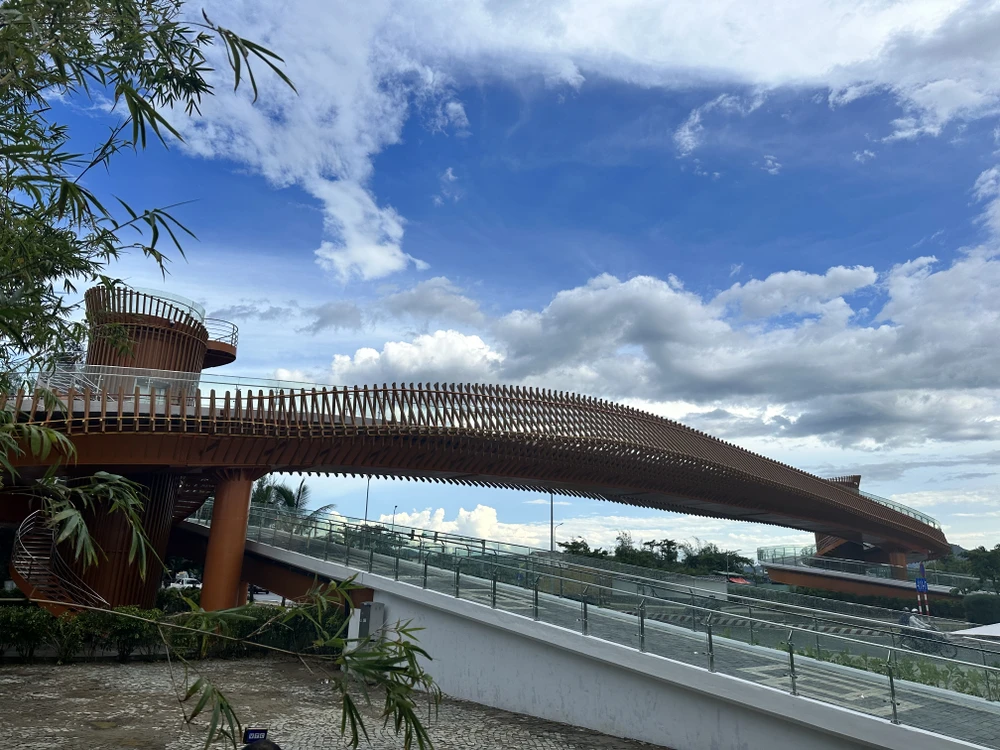 Cây cầu được xây dựng bắc qua đường biển Nguyễn Tất Thành. Ảnh: LP. Cây cầu được xây dựng bắc qua đường biển Nguyễn Tất Thành. Ảnh: LP.