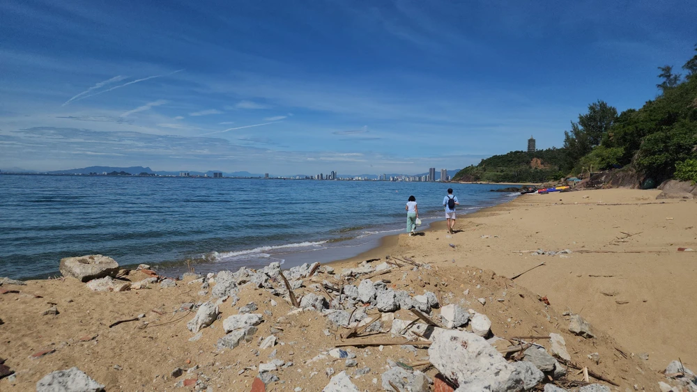 Gạch đá, bê tông tràn ra bờ biển khiến nhiều người dân và du khách bức xúc.