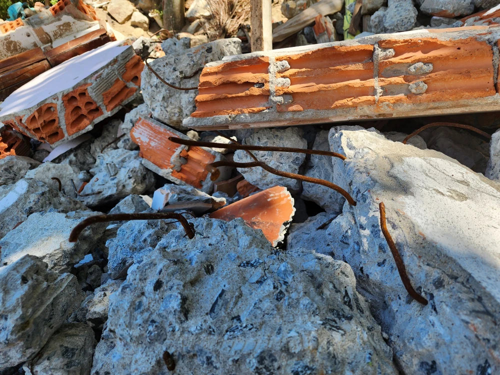 Những thanh thép nhọn đe doạ đến sự an toàn của du khách và người dân.