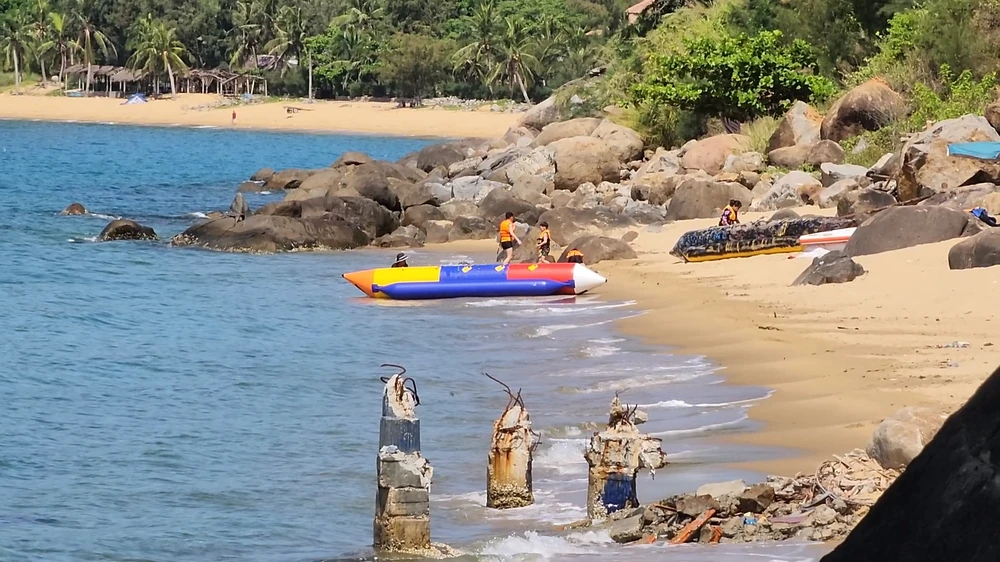 Trẻ em và du khách vui chơi cạnh các trụ bê tông, sắt thép tiềm ẩn nhiều nguy cơ mất an toàn.