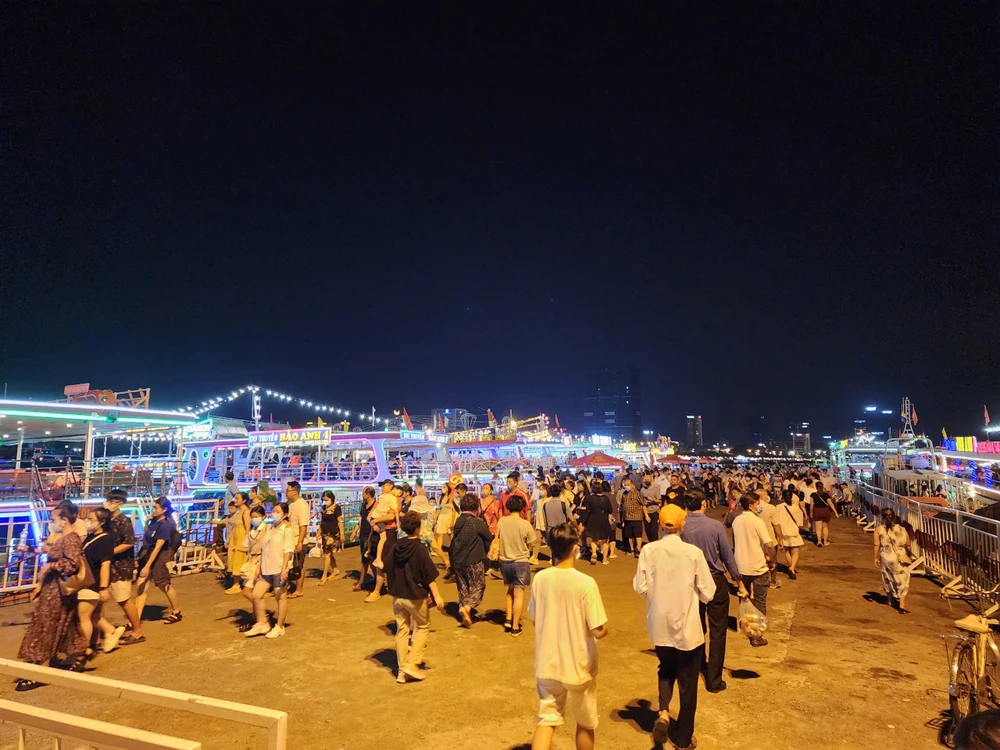 Các tàu du lịch chở khách ngắm pháo hoa trên sông Hàn được cấp phép đạt 100% công suất. Ảnh: MT.