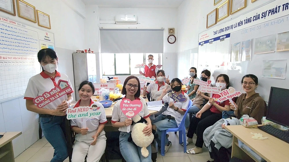 Dù vất vả nhưng các tình nguyện viên vẫn luôn tràn đầy năng lượng.