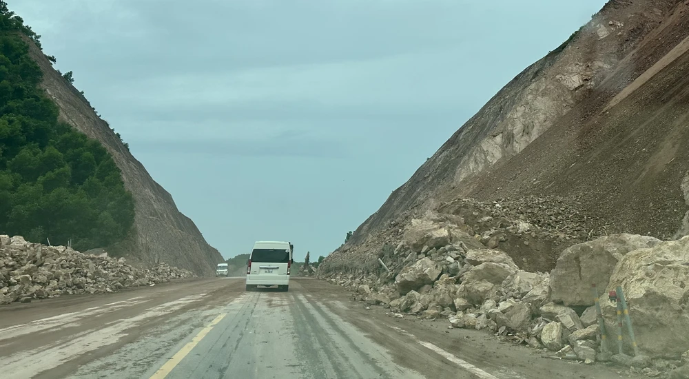 Hiện trường sạt lở trên cao tốc Cam Lộ - La Sơn. Ảnh: LÊ PHI.