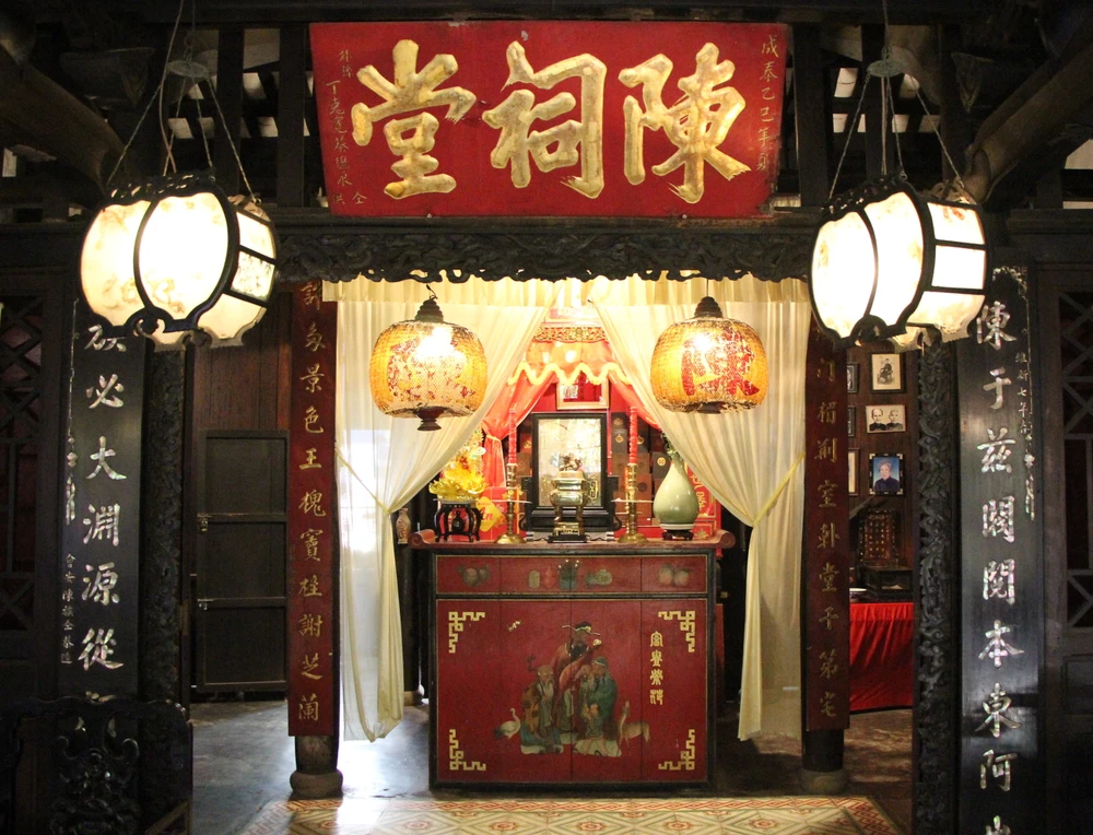 Bàn thờ được đặt ngay chính giữa ngôi nhà. Bàn thờ được đặt ngay chính giữa ngôi nhà.