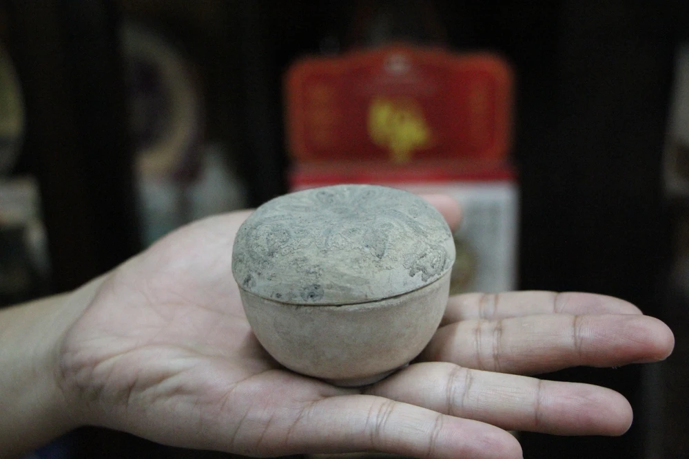 Cổ vật hũ đựng trang sức được chủ nhà nâng niu, gìn giữ cẩn thận. Cổ vật hũ đựng trang sức được chủ nhà nâng niu, gìn giữ cẩn thận.