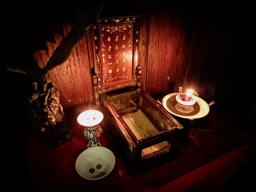 Cuốn gia phả tộc Trần do ông Trần Tứ Nhạc viết vào năm 1812. Cuốn gia phả tộc Trần do ông Trần Tứ Nhạc viết vào năm 1812.