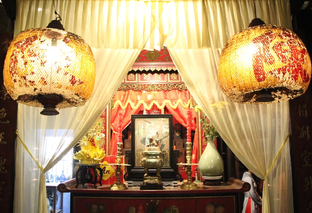 Hai chiếc đèn lồng giấy bên cạnh bàn thờ gia tộc. Hai chiếc đèn lồng giấy bên cạnh bàn thờ gia tộc.