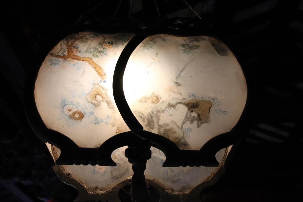 Hoạ tiết đặc sắc trên chiếc đèn lồng trăm năm tuổi. Hoạ tiết đặc sắc trên chiếc đèn lồng trăm năm tuổi.