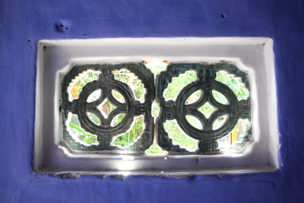 Khuôn bông có hình tròn trên tường tượng trưng cho lối đi của con trai. Khuôn bông có hình tròn trên tường tượng trưng cho lối đi của con trai.