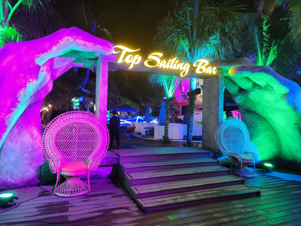 Cơ sở Top Sailing Bar nằm trên đường du lịch biển Mỹ Khê. Ảnh; Trường Minh Cơ sở Top Sailing Bar nằm trên đường du lịch biển Mỹ Khê. Ảnh; Trường Minh