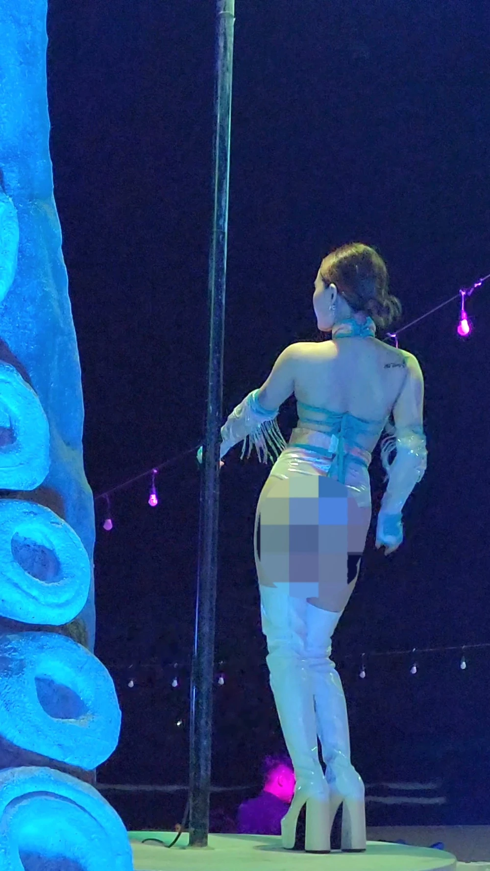 Nam nữ vũ công mặc thiếu vải, múa ôm cột công khai trên bờ biển Đà Nẵng ảnh 3 Nam nữ vũ công mặc thiếu vải, múa ôm cột công khai trên bờ biển Đà Nẵng ảnh 3