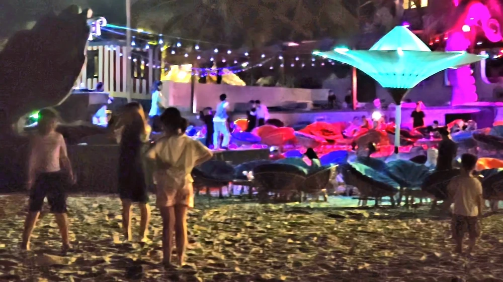 Trẻ em tò mò xem các vũ công trình diễn trên bờ biển Mỹ Khê. Ảnh: MT.