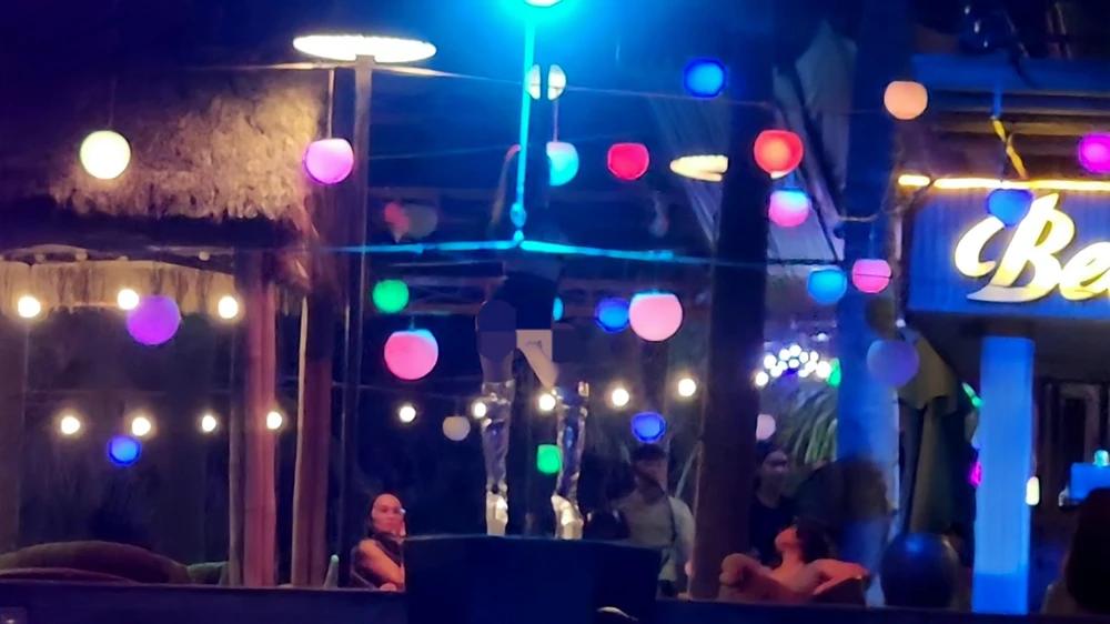 Vũ công nữ nhảy sexy ngay trên bờ biển với tiếng nhạc mạnh. Ảnh: MT.