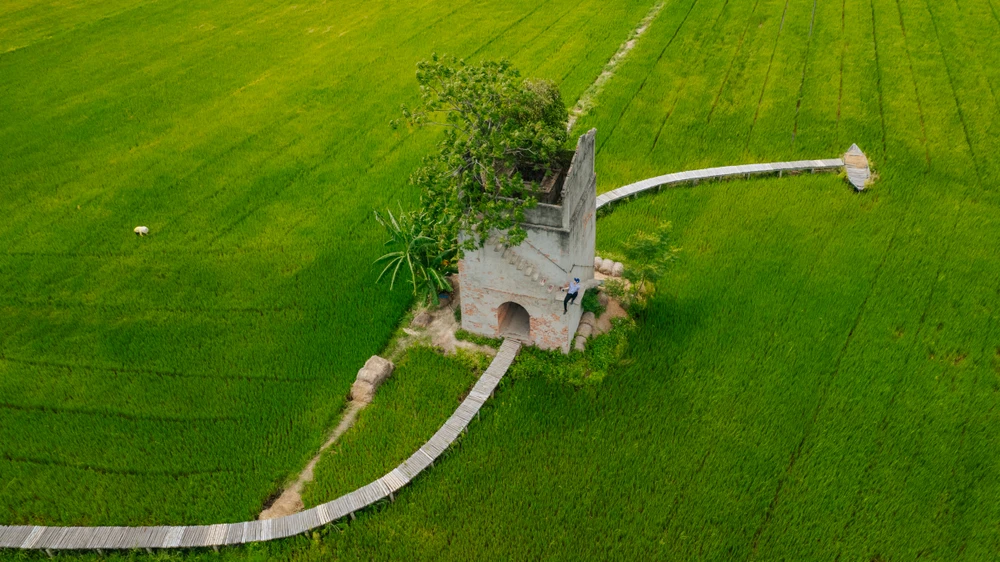 Đường cong uốn lượn khéo léo, đối lập nhau qua Lò gạch cũ thu hút du khách. Ảnh: MINH TRƯỜNG.