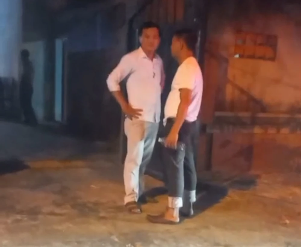 Người nhà nạn nhân “năn nỉ” ông L.V.D tạo điều kiện để chở thi thể về quê. Ảnh: NV.