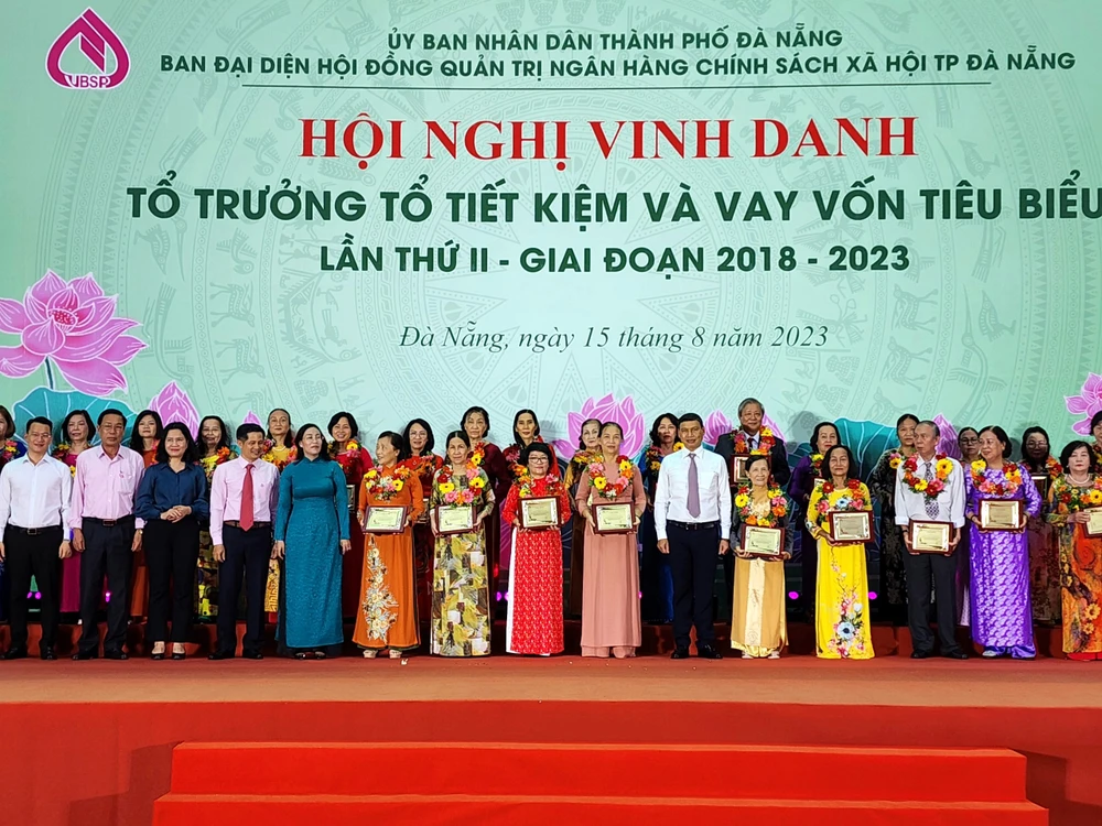 Các tổ trưởng Tổ TK&VV được vinh danh. Ảnh: MINH TRƯỜNG Các tổ trưởng Tổ TK&VV được vinh danh. Ảnh: MINH TRƯỜNG