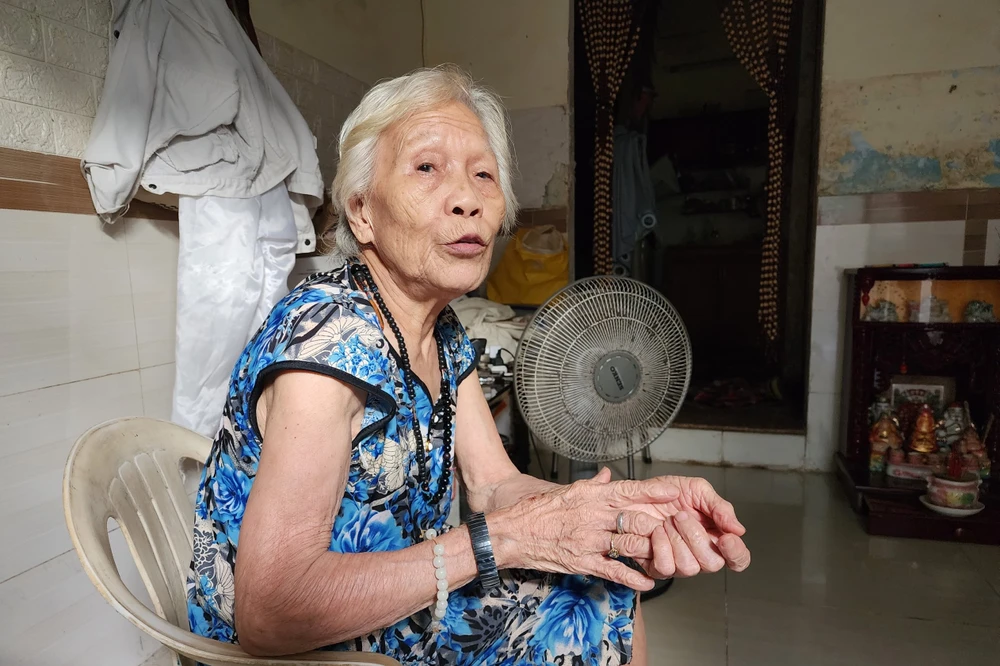 Cụ Lê Thị Hoa đồng ý thu hồi tiền trợ cấp bằng cách trừ dần hàng tháng sau khi được cán bộ giải thích, vận động. Ảnh: MT.