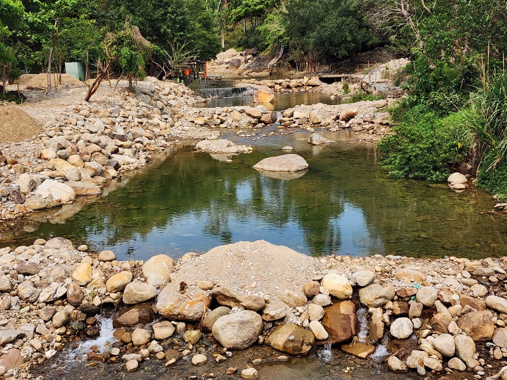 Suối Lương bị bê tông hoá, nắn dòng chảy để tạo bể bơi nước tự nhiên phục vụ du khách. Ảnh: MT