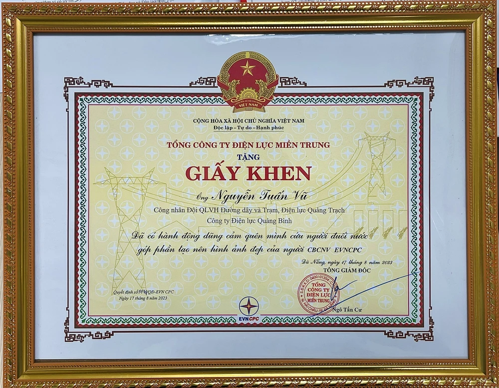 Tổng giám đốc EVNCPC Ngô Tấn Cư tặng bằng khen và thưởng 5 triệu đồng động viên anh Vũ. Ảnh: NB.