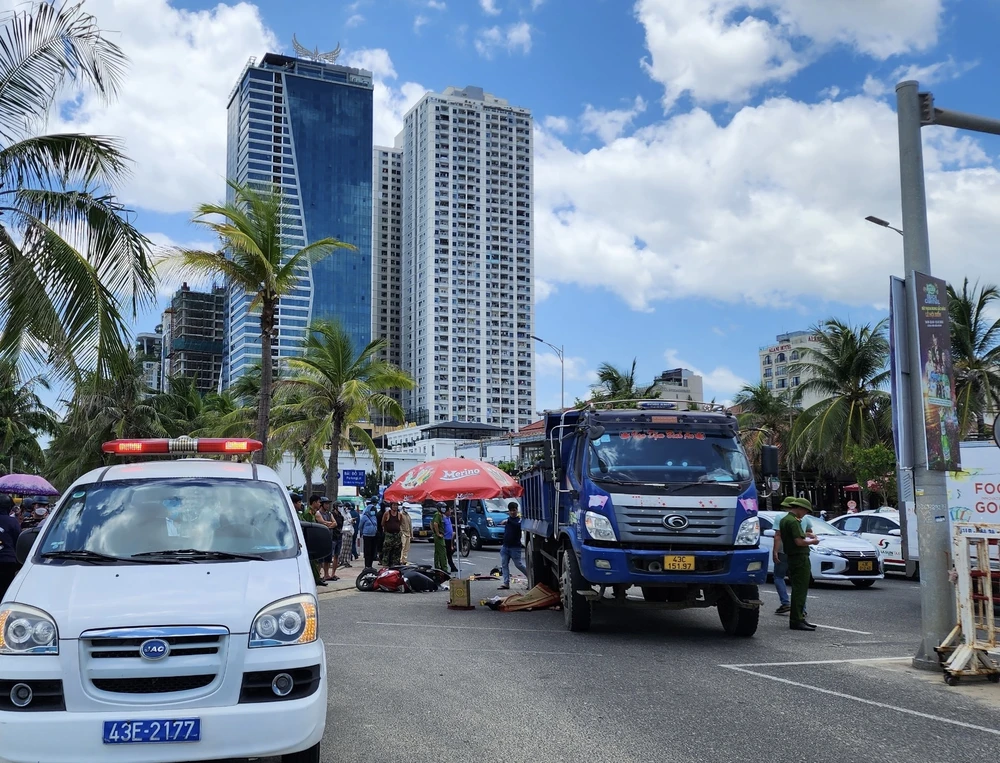 Lực lượng chức năng khám nghiệm hiện trường vụ tai nạn. Ảnh: MT