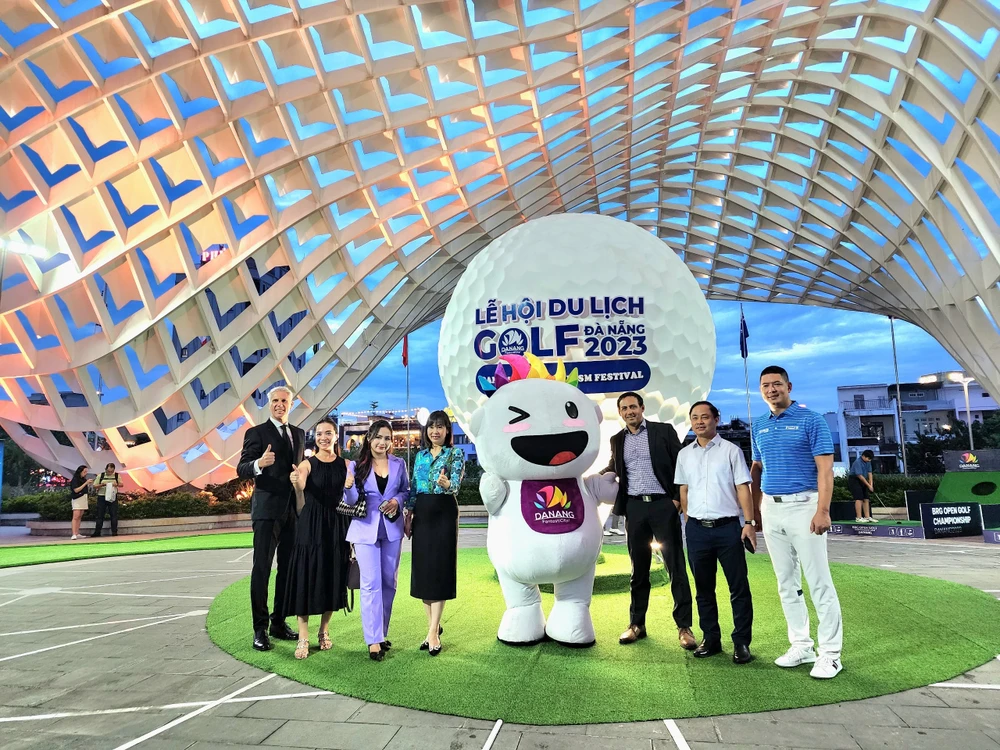 Lãnh đạo Sở Du lịch cùng Ban tổ chức giải đấu check in quả bóng golf khổng lồ. Ảnh: MT.