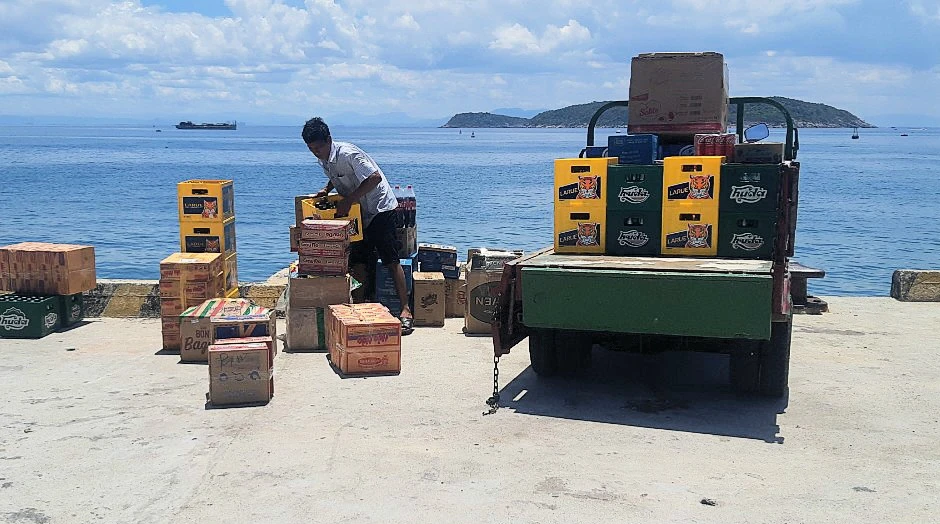 Mì tôm, bún khô, bia, nước ngọt phải nhờ tàu cá vận chuyển ra đảo Cù Lao Chàm. Ảnh: MT.