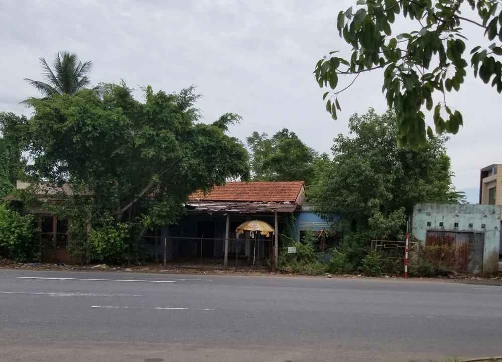 Khu đất nhà bà Nuôi đang chờ được đền bù thoả đáng. Ảnh: HA.