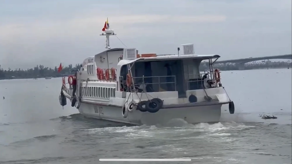 Tàu chở hàng đã được cấp phép chở hàng hóa, thực phẩm ra đảo Cù Lao Chàm. Ảnh: MT.