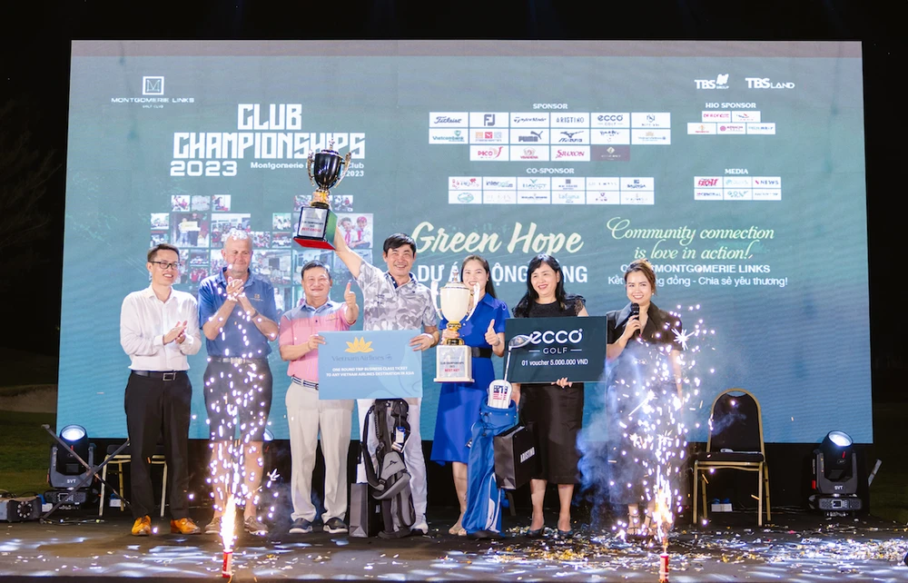 Các golfer nhận giải từ ban tổ chức. Ảnh: LT.