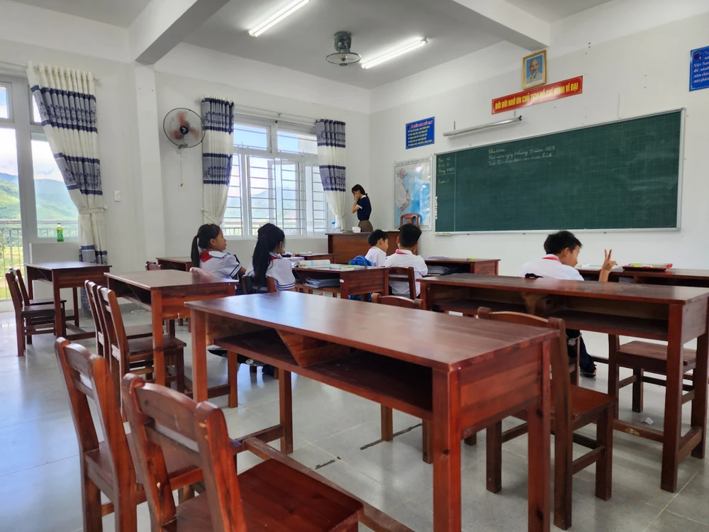 Một lớp học chỉ vài em học sinh vì phụ huynh chưa đồng tình đi học trường mới. Ảnh: MT. Một lớp học chỉ vài em học sinh vì phụ huynh chưa đồng tình đi học trường mới. Ảnh: MT.