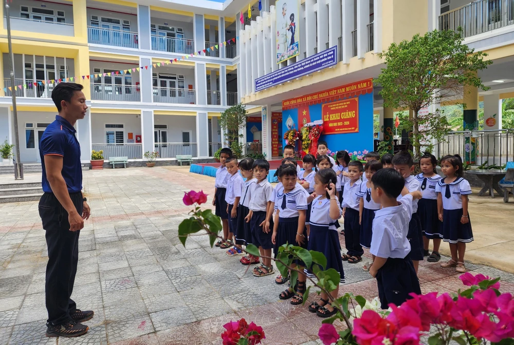 Thầy giáo trường Tiểu học Hoà Bắc hướng dẫn cho các em học sinh về cách xếp hàng, điểm danh khi học thể dục. Ảnh: MT Thầy giáo trường Tiểu học Hoà Bắc hướng dẫn cho các em học sinh về cách xếp hàng, điểm danh khi học thể dục. Ảnh: MT