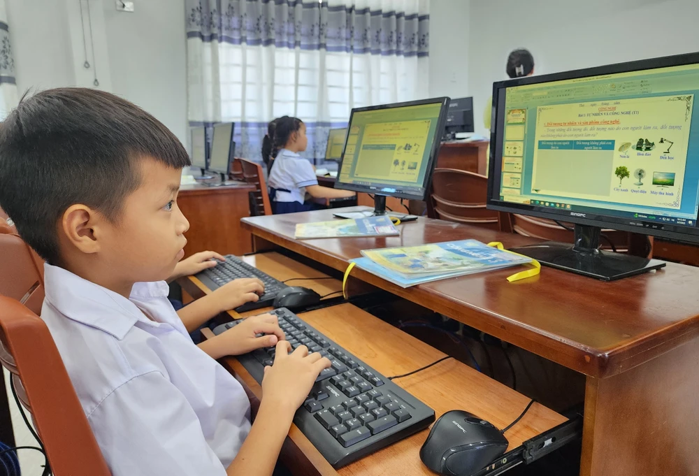 Phòng tin học, ngoại ngữ được đầu tư đồng bộ với 40 máy tính đời mới, tai nghe cá nhân đáp ứng đủ nhu cầu mỗi em học sinh có một máy khi lên lớp. Ảnh: MT Phòng tin học, ngoại ngữ được đầu tư đồng bộ với 40 máy tính đời mới, tai nghe cá nhân đáp ứng đủ nhu cầu mỗi em học sinh có một máy khi lên lớp. Ảnh: MT