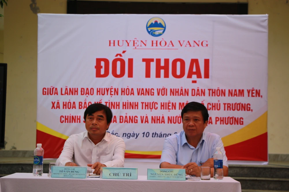 Lãnh đạo huyện Hoà Vang đối thoại với người dân gần bốn tiếng đồng hồ. Ảnh: MT Lãnh đạo huyện Hoà Vang đối thoại với người dân gần bốn tiếng đồng hồ. Ảnh: MT