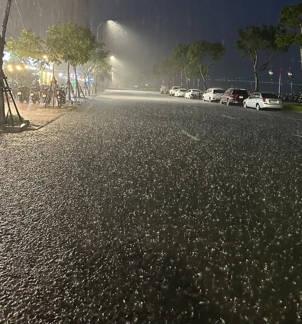 Mưa lớn gây ngập nhiều tuyến đường ở Đà Nẵng. Ảnh: MT Mưa lớn gây ngập nhiều tuyến đường ở Đà Nẵng. Ảnh: MT